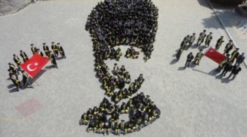 &Ouml;ğrenciler Bah&ccedil;ede Yan Yana Gelerek Atat&uuml;rk Portresi Oluşturdu