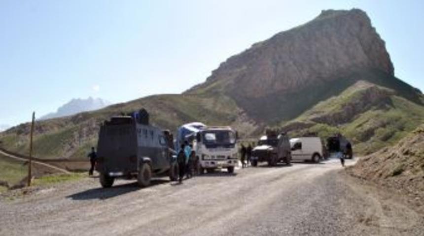 Hakkari&rsquo;de &ouml;zel harekat polisi aracı u&ccedil;uruma yuvarlandı: 4 yaralı