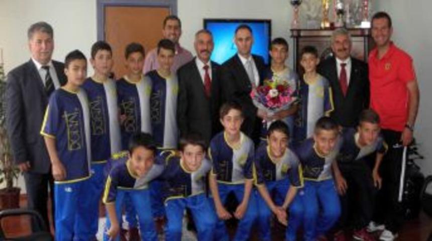 K&uuml;&ccedil;&uuml;k şampiyonlar &ouml;d&uuml;llendirildi