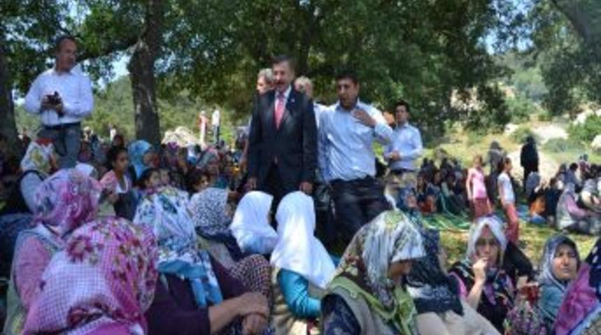 Manisa&rsquo;nın Şatırlar k&ouml;y&uuml;nde hayır yemeği d&uuml;zenlendi