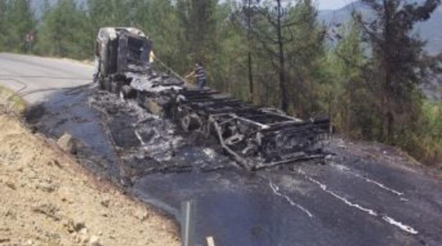 Seyir halindeki elyaf y&uuml;kl&uuml; TIR yandı