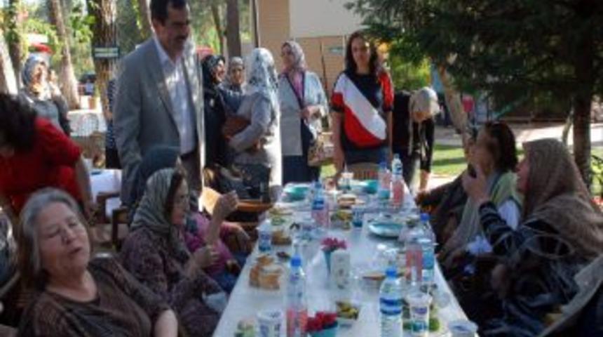 Huzurevi Sakinleri Piknikte Stres Attılar