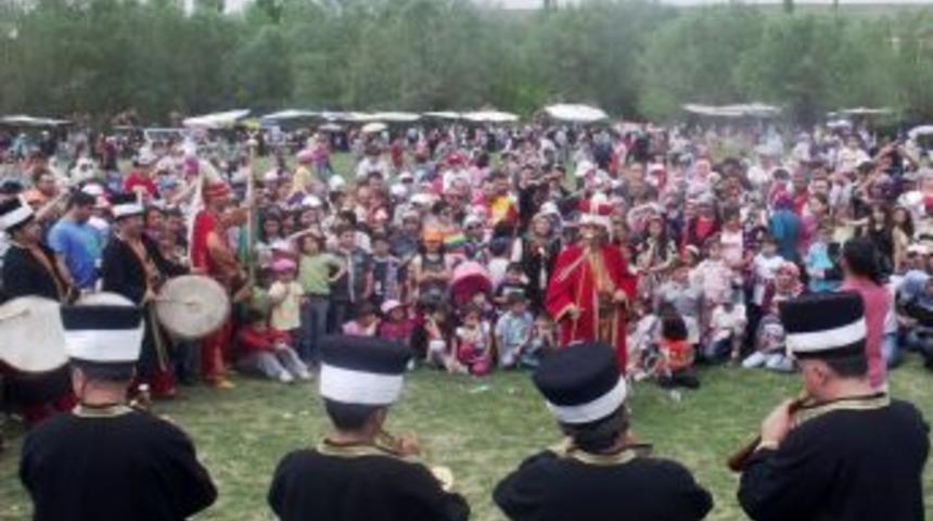 T&Uuml;&Ccedil;AF'in bahar şenliğine 10 bin kişi katıldı