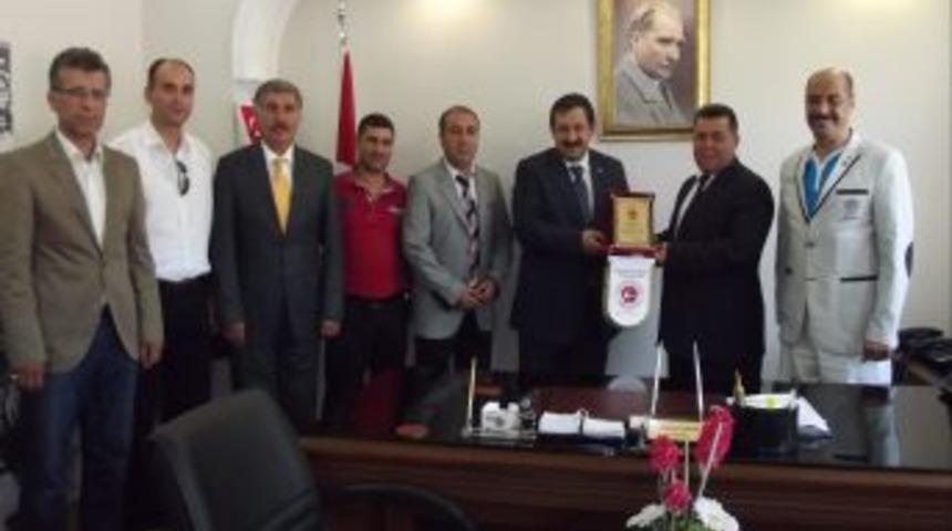 Türkiye Kick Boks Federasyonu Başkanı Kayıcı'dan Aydınlılara Plaket