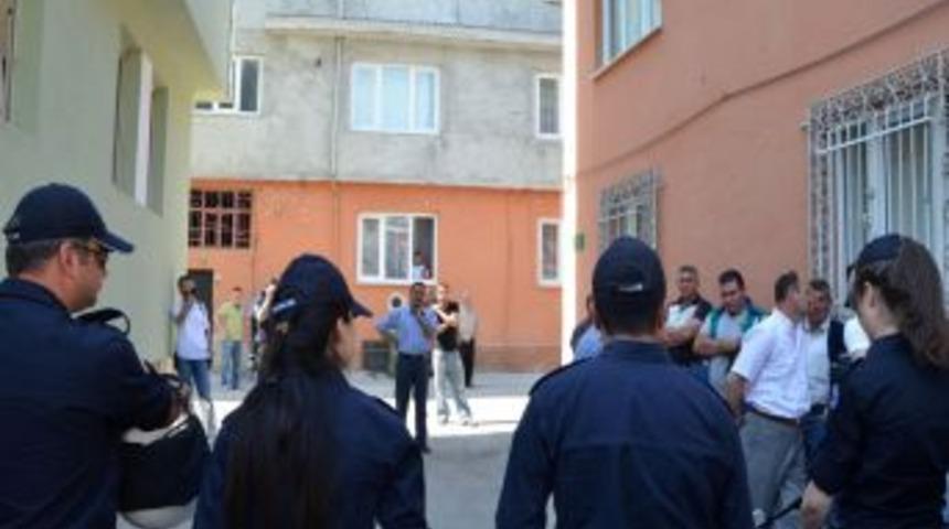 Belediye ekipleri ka&ccedil;ak inşaatı yıktı