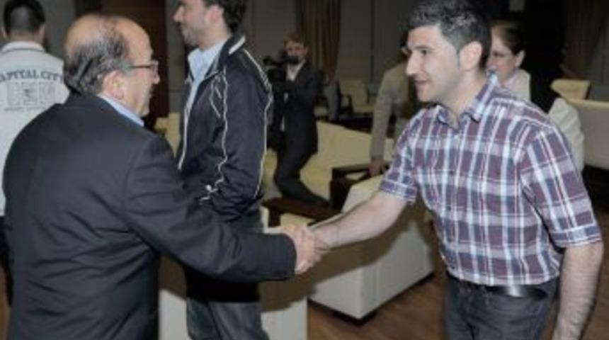 Başkan G&uuml;mr&uuml;k&ccedil;&uuml;oğlu, Gen&ccedil; Akademisyenleri Ağırladı