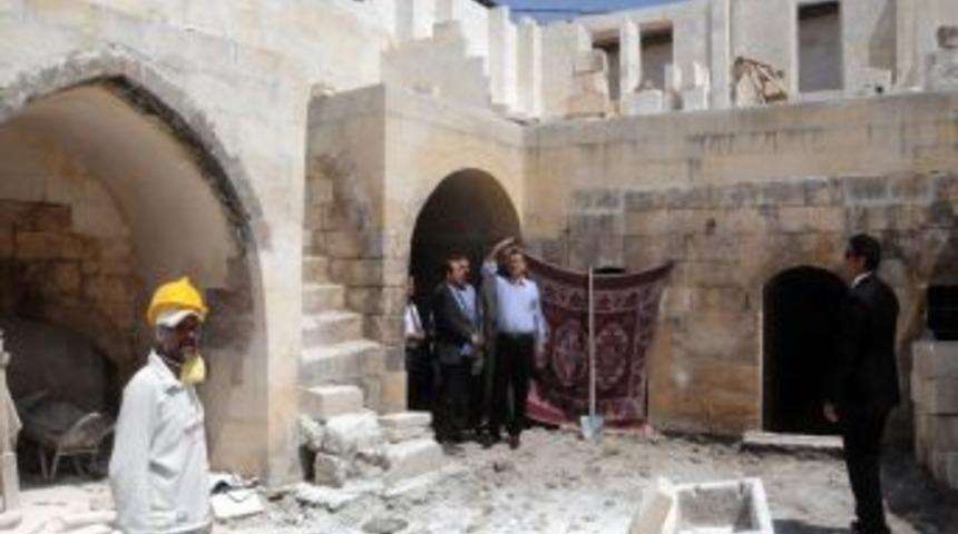 Vali G&uuml;ven&ccedil;, Restorasyonu Yapılan Urfa Evlerini Gezdi