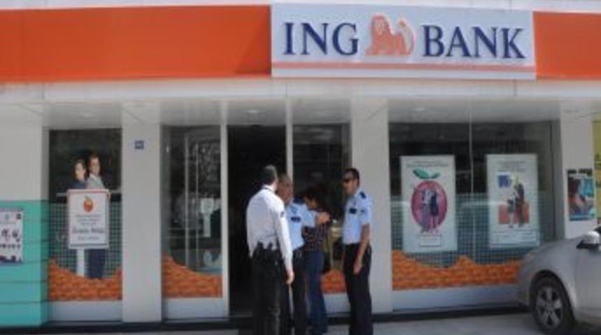 Banka soyguncusunu, m&uuml;şteri kılığına giren polis etkisiz hale getirdi