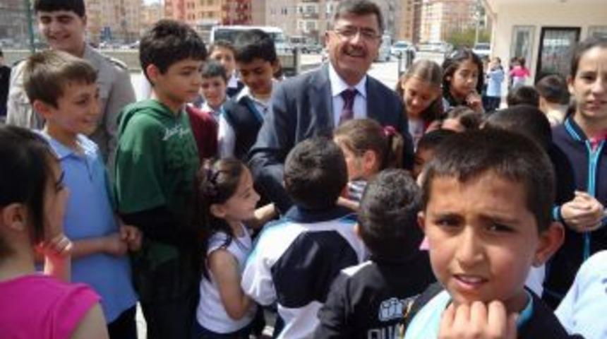&Ouml;ğrencilerden Belediye Başkanına B&uuml;y&uuml;k İlgi