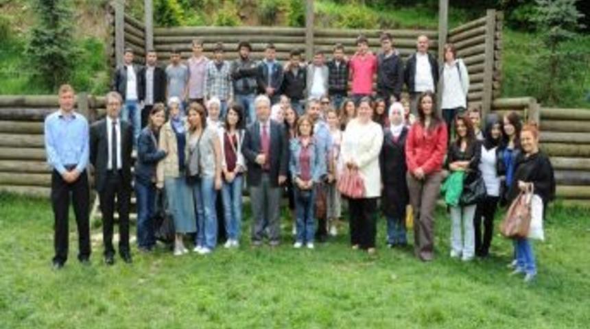 Ko&uuml; &Ouml;ğrencilerinden Ayaz'a "topluma Duyarlı Başkan" &Ouml;d&uuml;l&uuml;