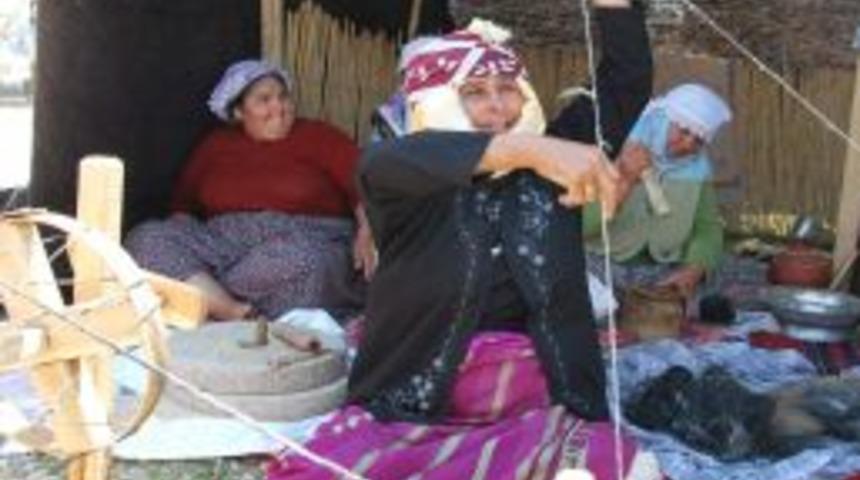 Geleneksel Y&ouml;r&uuml;k Şenlikleri Renkli Ge&ccedil;ti
