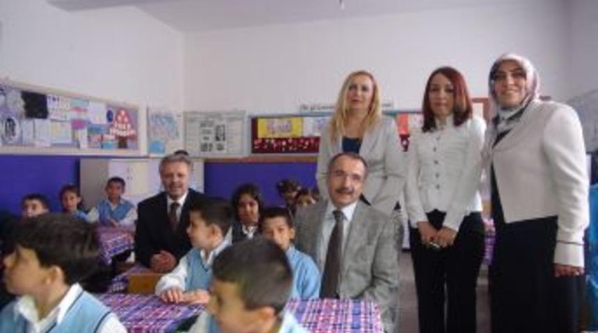 Bakan Din&ccedil;er, Karaman&rsquo;da mezun olduğu eski okulunu gezdi