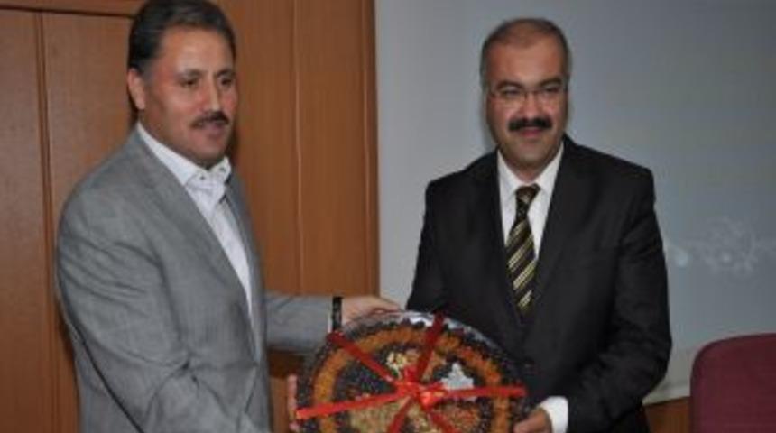'Hz. Peygamber her y&ouml;n&uuml;yle m&uuml;kemmel bir aile ferdi olarak yaşadı'