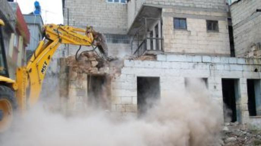 Şahinbey Belediyesi, metruk binayı yıktı