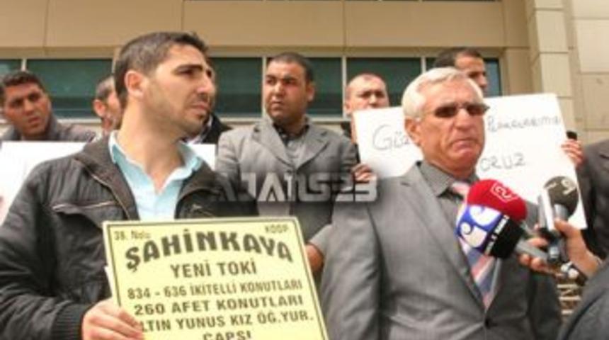 Minib&uuml;s&ccedil;&uuml;lerden Belediye &ouml;n&uuml;nde eylem