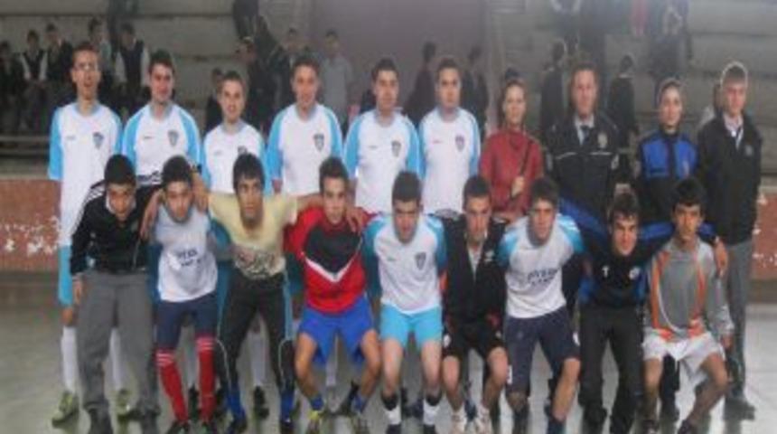 &Ouml;ğrenciler Polisleri Yendi