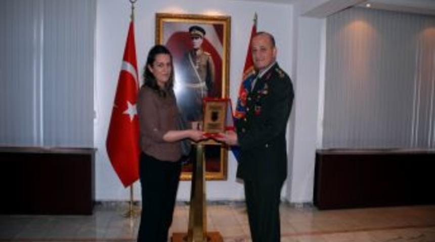 Gazi Ve Şehit Yakınlarına Rozet Ve Şilt