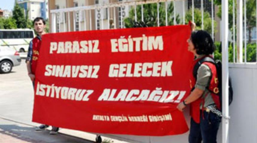 Kendilerini kapıya zincirlediler