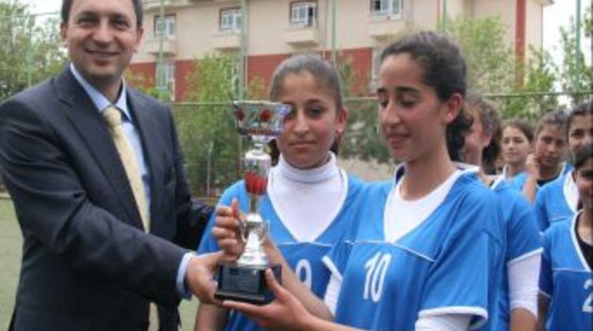 Sungurluda Yıldız Kızlar Futbol Turnuvası Sona Erdi