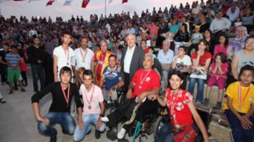 Denizli'deki Bahar Spor Şenliği&rsquo;nde binlerce kişi spor yaptı