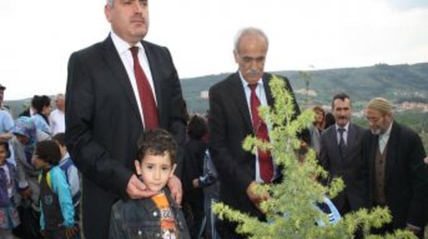 Yurtta kalan &ouml;ğrenciler 200 fidan dikti