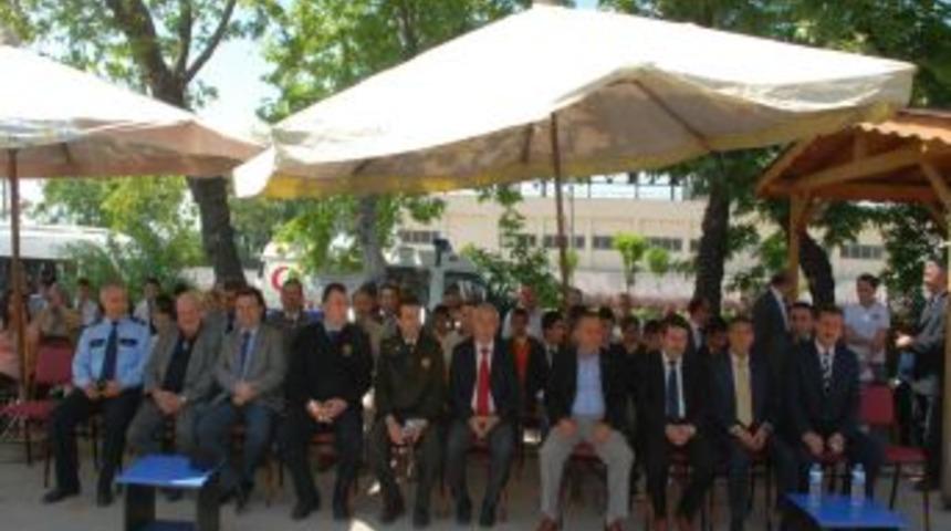 Polisler Ceza Kesmek Yerine &Ccedil;ikolata Dağıttı