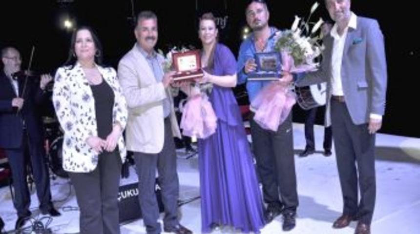 Yağmur altında konser coşkusu