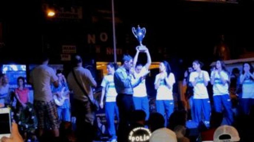 Edremit&rsquo;te şampiyon takıma g&ouml;rkemli kutlama