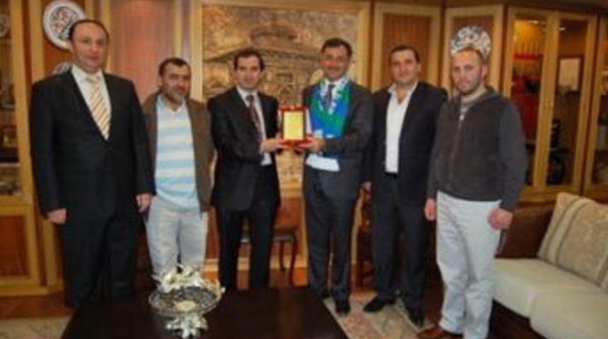 Başkan Kara&rsquo;yı Fahri Rize&rsquo;li se&ccedil;tiler