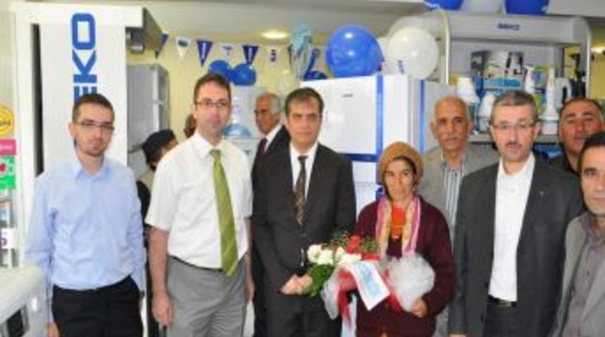 Yerk&ouml;y'de yılın annesine buzdolabı hediye edildi