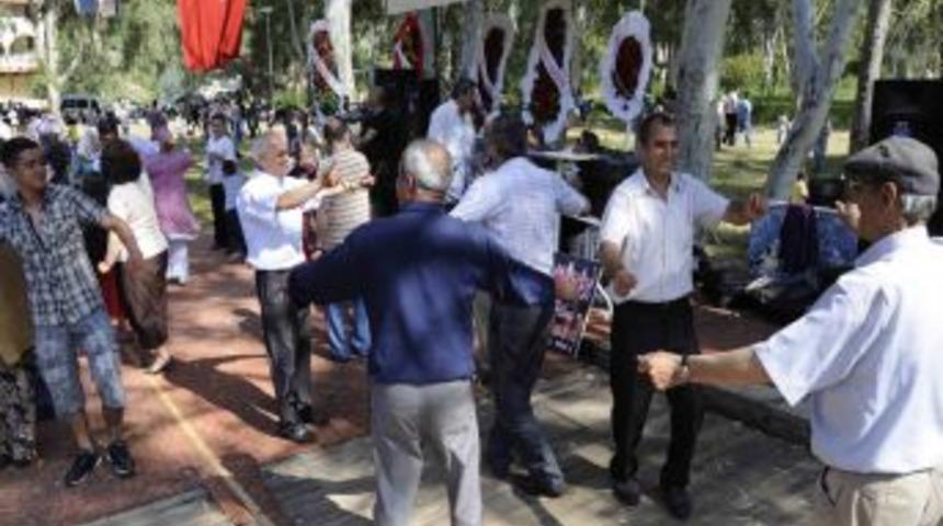 Kuşadası'nda Hadimlilerden Etli Pilav G&uuml;n&uuml; Ve Bahar Şenliği