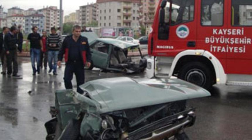 İkiye b&ouml;l&uuml;nen otomobildeki 2 kişi yaralandı