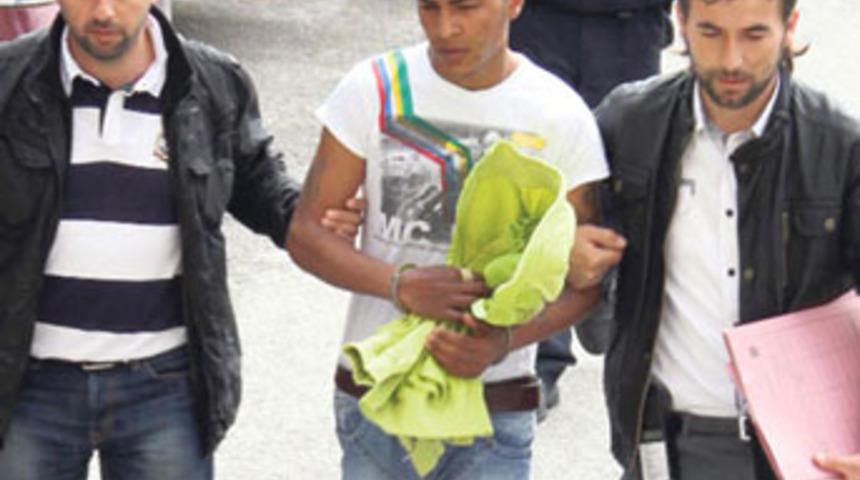 Eşiyle birlikte olan babasını bı&ccedil;akladı