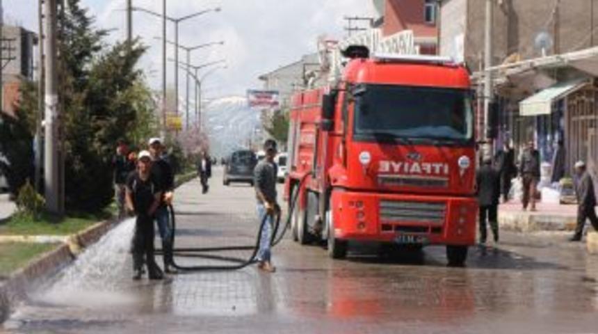 Ahlat Belediyesi Bahar Temizliği Yapıyor