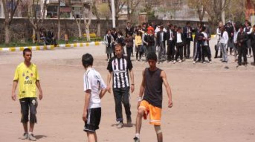 Sel&ccedil;uklu Lisesi Geleneksel Futbol Turnuvası Başladı