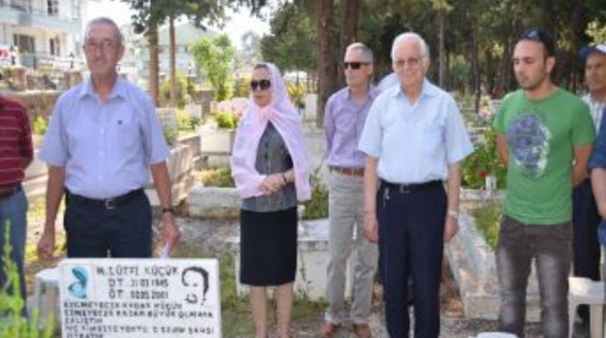 Karikat&uuml;rist L&uuml;tfi K&uuml;&ccedil;&uuml;k Mezarı Başında Anıldı