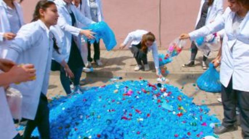 Mavi kapak toplayarak engellilere destek oluyorlar