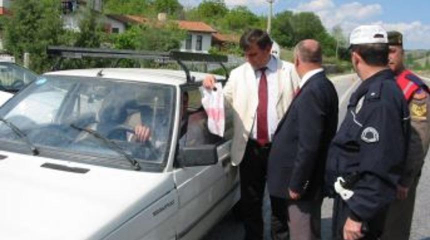 Polis, Trafik Kurallarına Uyan S&uuml;r&uuml;c&uuml;lere Gediz Tarhanası Ve Tahta Kaşık Hediye Etti