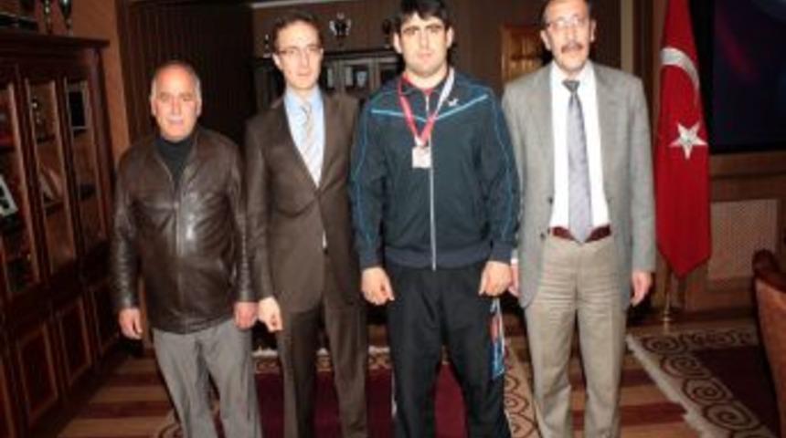 Millie G&uuml;reş&ccedil;i G&ouml;r, Başkan Bulutlar'a altın madalya s&ouml;z&uuml; verdi