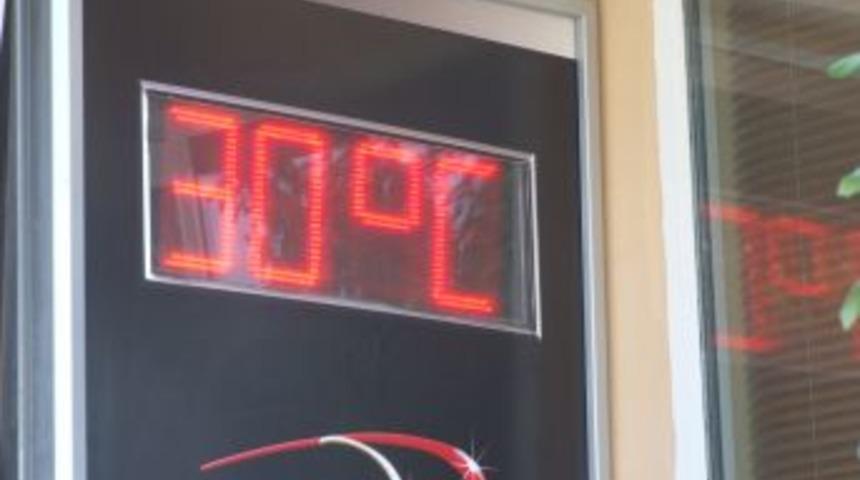 Kuşadası'nda hava sıcaklığı 30 dereceye &ccedil;ıktı