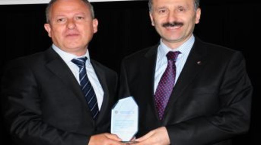 Yıldız Teknik &Uuml;niversitesi'nden İhlas Koleji'ne Plaket