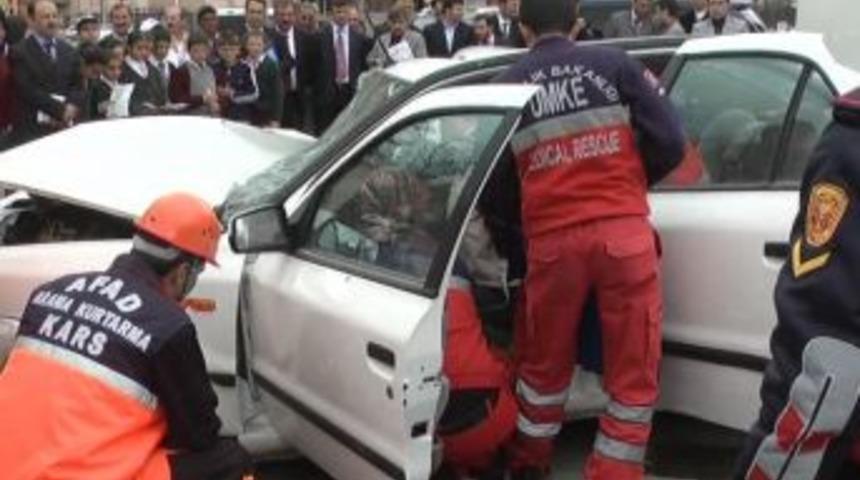 Trafik kazasında kurtarma tatbikatı ger&ccedil;eğini aratmadı