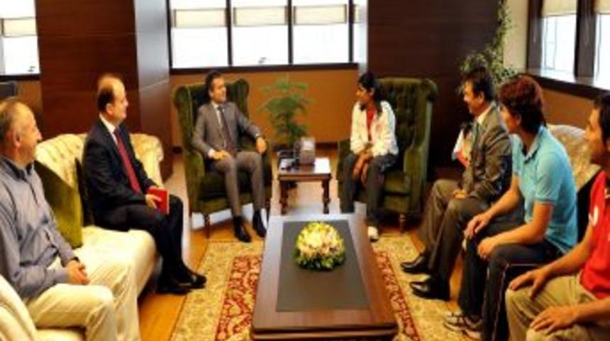 Ayşeg&uuml;l Tahtakale Bakan Kılı&ccedil;'ı Duygulandırdı