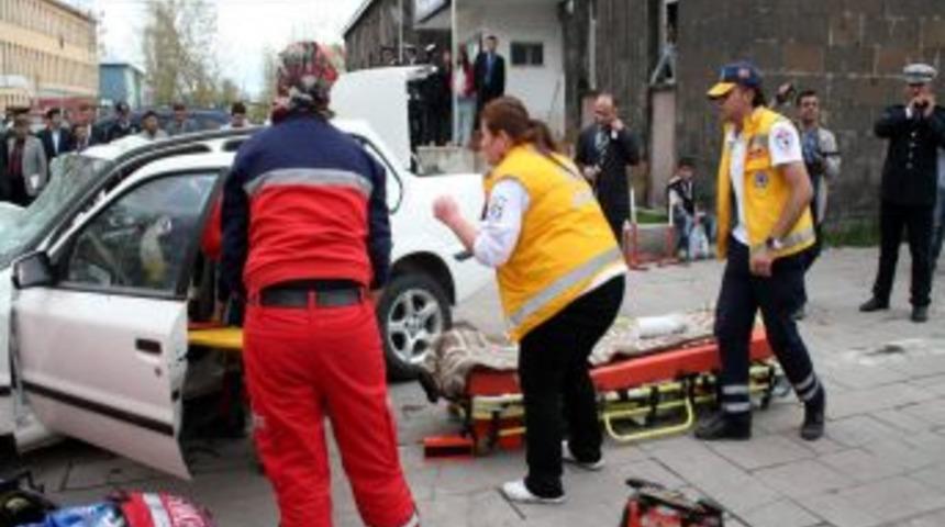 Kars'ta Trafik Haftası Etkinlikleri &Ccedil;er&ccedil;evesinde D&uuml;zenlenen Tatbikat Ger&ccedil;eği Aratmadı