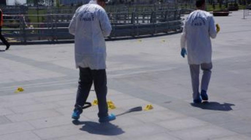 Adliye &ouml;n&uuml;nde silahlı kavga: 3 yaralı