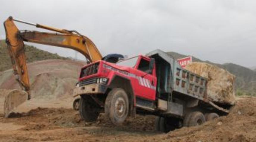 Oltu'da Şaha Kalkan Kamyon Vatandaşların İlgi Odağı Haline Geldi