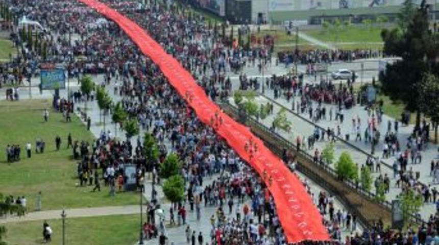 1919 metre uzunluğundaki Türk Bayrağı'nı 10 bin öğrenci taşıdı