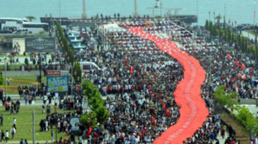 Samsun'da 1919 metrelik Türk bayrağı