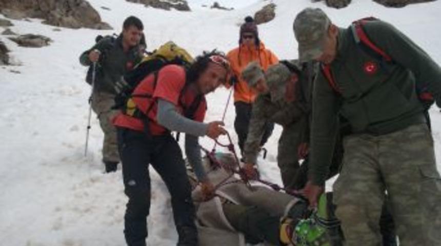 Kayalıklardan d&uuml;şen turisti Mehmet&ccedil;ik kurtardı