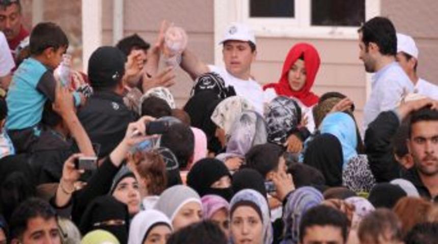 Başbakan İyilik Şampiyonlarıyla Suriyeli &ccedil;ocuklara oyuncak dağıttı